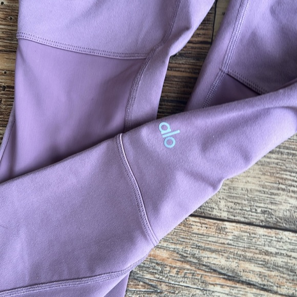 Alo Yoga High-Waist Cargo Legging - Picture 4 of 5